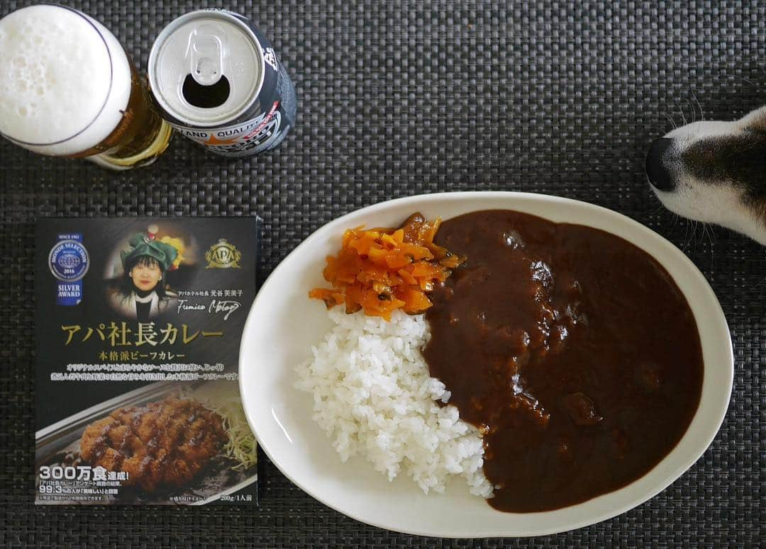 くろさんのインスタグラム写真 - (くろInstagram)「朝カレー🍛アパ社長カレー #豆も気になるぅ #朝カレー #朝ビール #朝からビール #朝ビ #朝からカレー #GW初日 #アパ社長カレー  #アパ社長カレーもらった #本格ビーフカレー #何気に美味しい #アパホテル社長 #元谷芙美子」4月27日 8時10分 - m6bmw