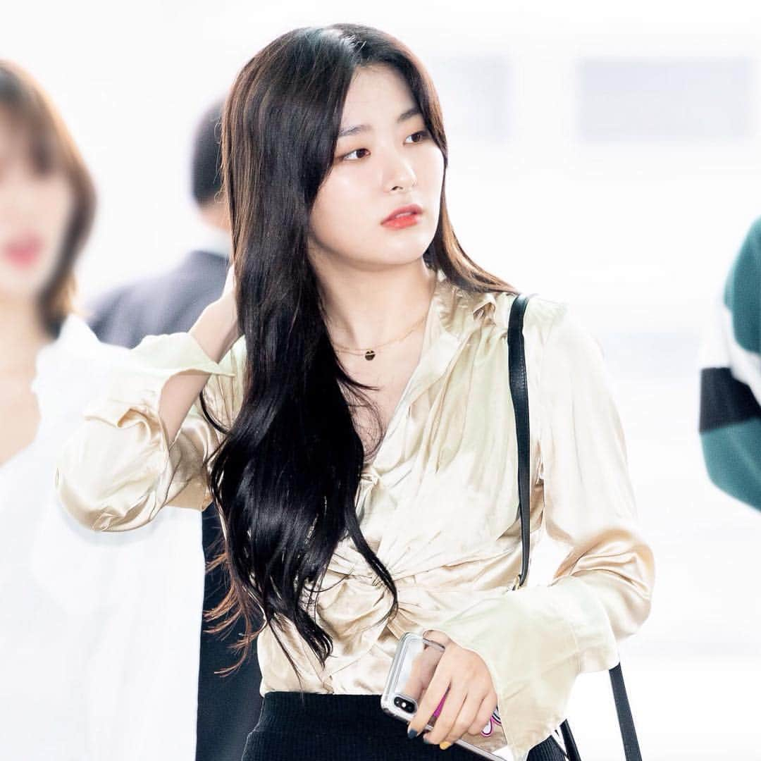 スルギさんのインスタグラム写真 - (スルギInstagram)「SEULGI - Incheon Airport to Vietnam ✈️ 📸 Rickkong_ #REDVELVET #레드벨벳 #SEULGI #슬기 #🐻」4月27日 8時12分 - kristiandawal29