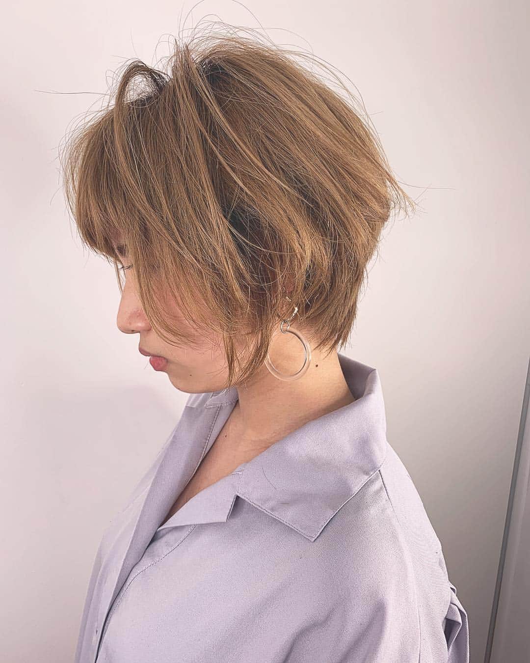 鮫島邦明のインスタグラム：「小顔ショートミニマムに切らないのがポイント  #ハイライト #アッシュカラー #梅田美容室 #梅田美容院 #ヘア#梅田ヘアスタイル #髪型 #ヘアセット #ヘアメイク #キラ水 #グラデーション #ホリスティックカラー #ヘアアレンジ #アレンジ #パーティー #ポニーテール #クルリンパ#gu #snidel #梅田美容師 #モデル #サロンモデル #サロモ #ヘアカタ #ny#nyc #aujua --------------------------------------. 梅田と東京出店を計画中 スタッフ募集中メッセージくださいね★ AVANCE.CROSStuin梅田茶屋町 TEL06-6377-7211 AVANCE.CROSSmel c西梅田 TEL06-6348-2050 gif.hair TEL06-6377-7277 AVANCE.京橋 TEL06-6356-1555」