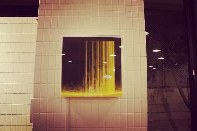 山本真由美さんのインスタグラム写真 - (山本真由美Instagram)「. ＡＮＴＥＲＯＯＭ  at  ＫＹＯＴＯ . museum みたいな ホテル 。 エントランスには名和晃平さんの、 しか と とら 。  時折見つける、 猫の足跡！🐈 . . 美術館と違うのは、 部屋まるごとそれぞれ アーティストが手がけていて そこに宿泊できたり 寝ても覚めてもアートがそこにあるという 生活を体験できること。潤い。 . #anteroom #anteroomkyoto  #hotel #kyoto #japan #stay  #hotel #art #photography  #color #blue #picture #建築  #アンテルーム #ホテル #京都 #portrait  #architecture #model #名和晃平 #宿  #likeforlikes #restaurant #美術館  #museum #建築と女優 #photography  #camera #写真好きな人と繋がりたい」4月27日 8時25分 - mayumi_yamamoto.official
