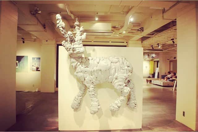 山本真由美さんのインスタグラム写真 - (山本真由美Instagram)「. ＡＮＴＥＲＯＯＭ  at  ＫＹＯＴＯ . museum みたいな ホテル 。 エントランスには名和晃平さんの、 しか と とら 。  時折見つける、 猫の足跡！🐈 . . 美術館と違うのは、 部屋まるごとそれぞれ アーティストが手がけていて そこに宿泊できたり 寝ても覚めてもアートがそこにあるという 生活を体験できること。潤い。 . #anteroom #anteroomkyoto  #hotel #kyoto #japan #stay  #hotel #art #photography  #color #blue #picture #建築  #アンテルーム #ホテル #京都 #portrait  #architecture #model #名和晃平 #宿  #likeforlikes #restaurant #美術館  #museum #建築と女優 #photography  #camera #写真好きな人と繋がりたい」4月27日 8時25分 - mayumi_yamamoto.official