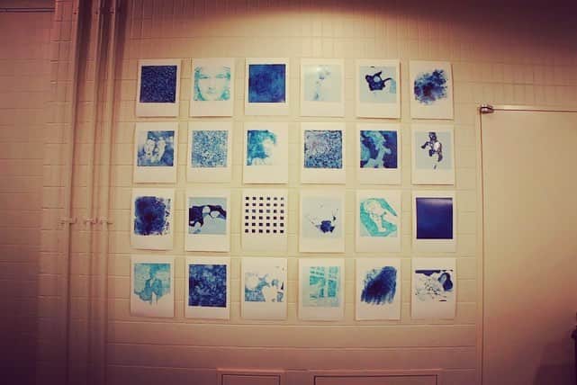山本真由美さんのインスタグラム写真 - (山本真由美Instagram)「. ＡＮＴＥＲＯＯＭ  at  ＫＹＯＴＯ . museum みたいな ホテル 。 エントランスには名和晃平さんの、 しか と とら 。  時折見つける、 猫の足跡！🐈 . . 美術館と違うのは、 部屋まるごとそれぞれ アーティストが手がけていて そこに宿泊できたり 寝ても覚めてもアートがそこにあるという 生活を体験できること。潤い。 . #anteroom #anteroomkyoto  #hotel #kyoto #japan #stay  #hotel #art #photography  #color #blue #picture #建築  #アンテルーム #ホテル #京都 #portrait  #architecture #model #名和晃平 #宿  #likeforlikes #restaurant #美術館  #museum #建築と女優 #photography  #camera #写真好きな人と繋がりたい」4月27日 8時25分 - mayumi_yamamoto.official