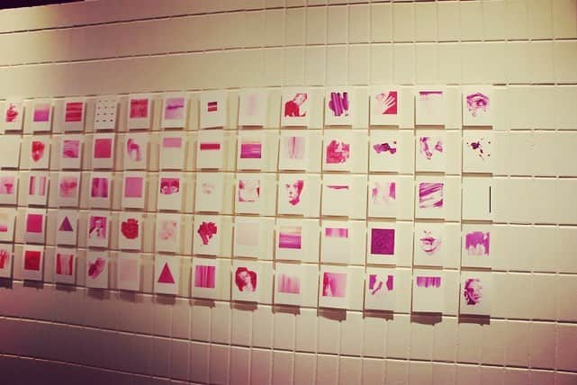 山本真由美さんのインスタグラム写真 - (山本真由美Instagram)「. ＡＮＴＥＲＯＯＭ  at  ＫＹＯＴＯ . museum みたいな ホテル 。 エントランスには名和晃平さんの、 しか と とら 。  時折見つける、 猫の足跡！🐈 . . 美術館と違うのは、 部屋まるごとそれぞれ アーティストが手がけていて そこに宿泊できたり 寝ても覚めてもアートがそこにあるという 生活を体験できること。潤い。 . #anteroom #anteroomkyoto  #hotel #kyoto #japan #stay  #hotel #art #photography  #color #blue #picture #建築  #アンテルーム #ホテル #京都 #portrait  #architecture #model #名和晃平 #宿  #likeforlikes #restaurant #美術館  #museum #建築と女優 #photography  #camera #写真好きな人と繋がりたい」4月27日 8時25分 - mayumi_yamamoto.official
