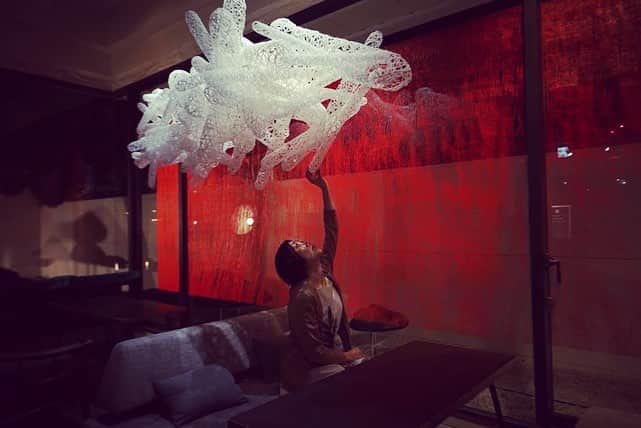 山本真由美さんのインスタグラム写真 - (山本真由美Instagram)「. ＡＮＴＥＲＯＯＭ  at  ＫＹＯＴＯ . museum みたいな ホテル 。 エントランスには名和晃平さんの、 しか と とら 。  時折見つける、 猫の足跡！🐈 . . 美術館と違うのは、 部屋まるごとそれぞれ アーティストが手がけていて そこに宿泊できたり 寝ても覚めてもアートがそこにあるという 生活を体験できること。潤い。 . #anteroom #anteroomkyoto  #hotel #kyoto #japan #stay  #hotel #art #photography  #color #blue #picture #建築  #アンテルーム #ホテル #京都 #portrait  #architecture #model #名和晃平 #宿  #likeforlikes #restaurant #美術館  #museum #建築と女優 #photography  #camera #写真好きな人と繋がりたい」4月27日 8時25分 - mayumi_yamamoto.official
