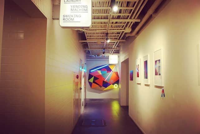 山本真由美さんのインスタグラム写真 - (山本真由美Instagram)「. ＡＮＴＥＲＯＯＭ  at  ＫＹＯＴＯ . museum みたいな ホテル 。 エントランスには名和晃平さんの、 しか と とら 。  時折見つける、 猫の足跡！🐈 . . 美術館と違うのは、 部屋まるごとそれぞれ アーティストが手がけていて そこに宿泊できたり 寝ても覚めてもアートがそこにあるという 生活を体験できること。潤い。 . #anteroom #anteroomkyoto  #hotel #kyoto #japan #stay  #hotel #art #photography  #color #blue #picture #建築  #アンテルーム #ホテル #京都 #portrait  #architecture #model #名和晃平 #宿  #likeforlikes #restaurant #美術館  #museum #建築と女優 #photography  #camera #写真好きな人と繋がりたい」4月27日 8時25分 - mayumi_yamamoto.official
