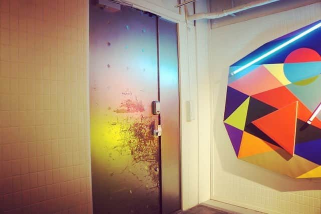 山本真由美さんのインスタグラム写真 - (山本真由美Instagram)「. ＡＮＴＥＲＯＯＭ  at  ＫＹＯＴＯ . museum みたいな ホテル 。 エントランスには名和晃平さんの、 しか と とら 。  時折見つける、 猫の足跡！🐈 . . 美術館と違うのは、 部屋まるごとそれぞれ アーティストが手がけていて そこに宿泊できたり 寝ても覚めてもアートがそこにあるという 生活を体験できること。潤い。 . #anteroom #anteroomkyoto  #hotel #kyoto #japan #stay  #hotel #art #photography  #color #blue #picture #建築  #アンテルーム #ホテル #京都 #portrait  #architecture #model #名和晃平 #宿  #likeforlikes #restaurant #美術館  #museum #建築と女優 #photography  #camera #写真好きな人と繋がりたい」4月27日 8時25分 - mayumi_yamamoto.official