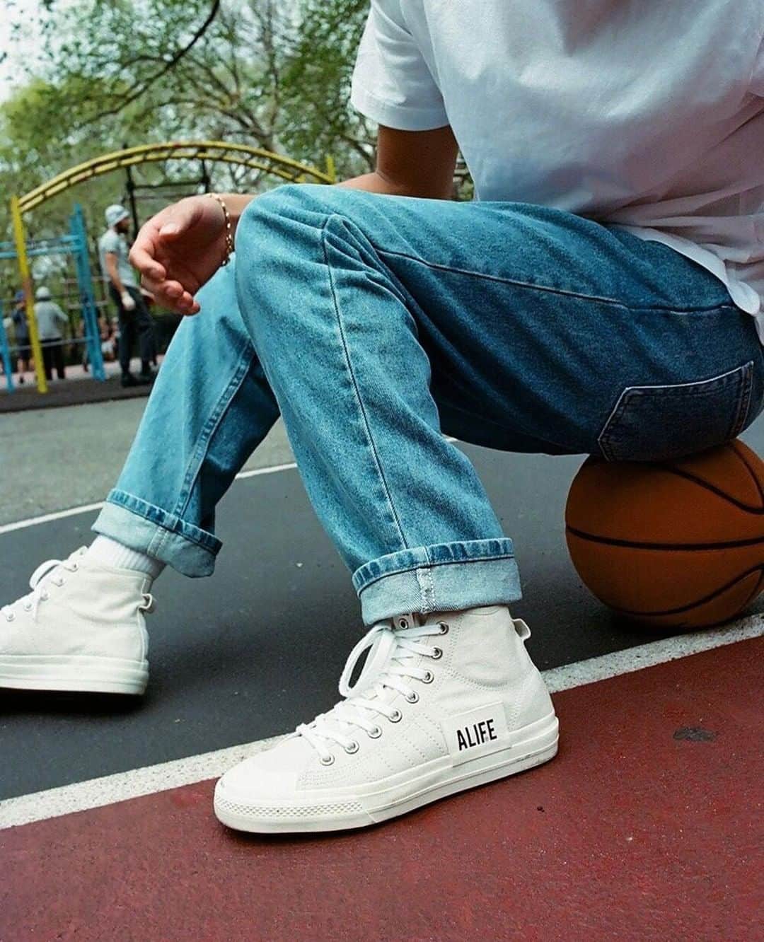 のインスタグラム：「Link in bio: New York streetwear stalwart @ALIFENewYork was one of the earliest adidas Consortium partners. They last released a collaborative project in 2017, working alongside Parisian company Starcow on a set of Stan Smith’s and Gazelle’s. This time, though, they go at it alone, helping the resurgent adidas Nizza bask in new life.To learn more about this collab, tap the link in our bio.」