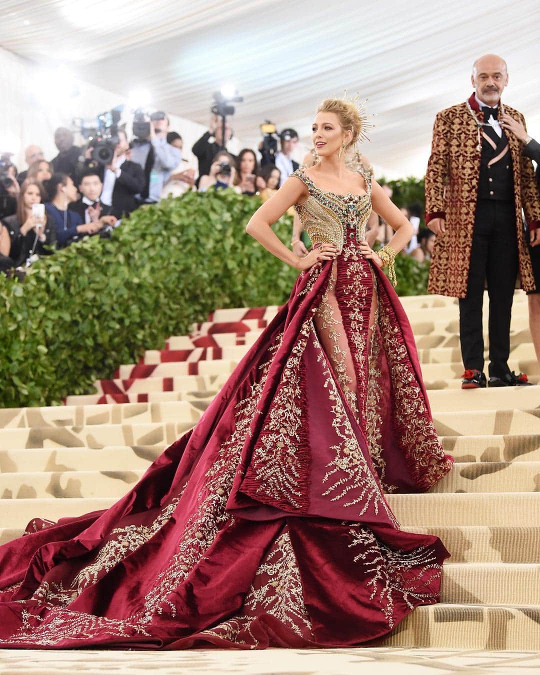 Vogue Australiaさんのインスタグラム写真 - (Vogue AustraliaInstagram)「Since she first attended the #MetGala in 2008, #BlakeLively has been the brightest light of fashion’s stariest night. See every outfit she’s worn, all nine times she’s ascended the famous red carpet stairs, via the link in the bio. 📸 Getty Images」4月27日 8時30分 - vogueaustralia