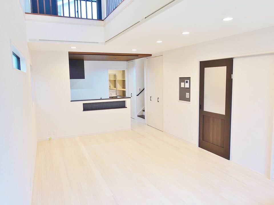 京都建物さんのインスタグラム写真 - (京都建物Instagram)「白い無垢の床でスッキリとしたLDK♬ ドアやニッチの壁紙がアクセントになってます！ ＊ お客様施工例より ＊ ・ ・#京都建物 #一戸建て #注文住宅 #自由設計 #home#instahouse #interior #京都 #マイホーム #子育て #住まい #新築 #新築一戸建て #暮らし #ナチュラル #工務店 #マイホーム計画 #家づくり #インテリア #インテリア好き #おしゃれな家 #おしゃれな暮らし #room #住宅 #家 #myhome #おうち #ウッドワン #LDK #無垢の床」4月27日 8時32分 - kyototatemono_