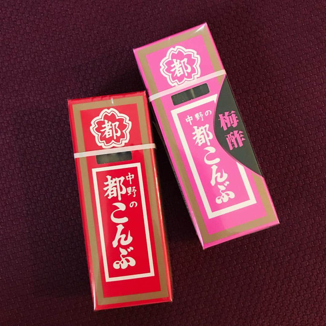 のインスタグラム：「. はじめまして💕 ピンクがかわいい「都こんぶ 梅酢」 . . . #都こんぶ梅酢 #都こんぶ #はじめまして #ピンクがかわいい #レジ横にあるとついつい買っちゃう #普通のと食べ比べ #昔からあったのかな #私はお初 #今日からゴールデンウィーク #お天気いまいちで残念 #洗濯物乾かないじゃん」