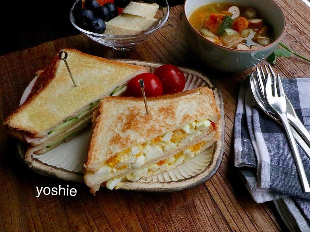 草間淑江さんのインスタグラム写真 - (草間淑江Instagram)「おはようございます！ ４月２７日の朝は、卵ときゅうりハムチーズのホットサンド、野菜スープ、バナナブルーベリーみかん🍊 フライパンで作るホットサンド。 ８枚切りの食パンに２種挟みました。 スープはかぼちゃ以外は昨日とかぶり　＾＾ いつものように余り物で＾＾ 今朝も感謝していただきました。 ご馳走様でした。  さて、今日も引き続きさむーい。 暖かめの上着を着て出かけましょ。 今日から１０連休。 おやすみの方も、お仕事の方も、みなさまが素敵なGWなりますように❤️ #朝食ホットサンド#フライパンでホットサンド #タマゴサンド#野菜サンド#あまり野菜で#スープ#今日から１０連休#素敵なゴールデンウィークを」4月27日 8時45分 - yoshie_kusama
