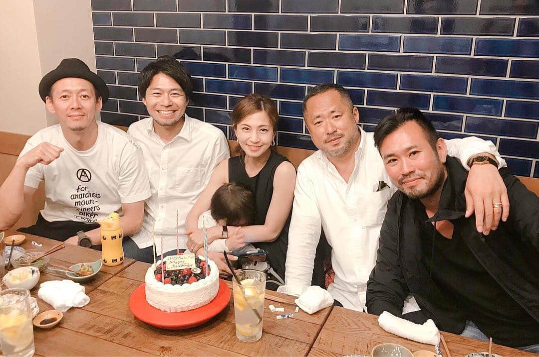 のインスタグラム：「ずっと一緒に、うちのランニングプロジェクトを一緒に作り上げてくれたみんな❤️ 久々に集い、お祝いをしてくれました☺️✨こうして、みんなとフルマラソン後の乾杯や、バースデーを祝って来て貰ったのは何度目になるだろう？ 走り切ってボロボロな私も、全て知ってくれてる大事な仲間たち✨お祝いありがとうございます❤️ #instagood #thanks #runlife」