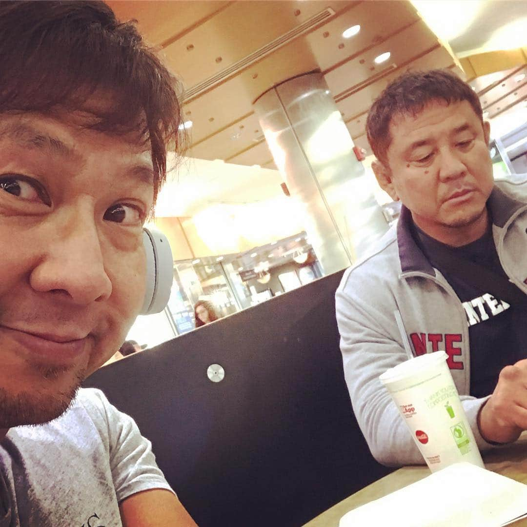 小島聡さんのインスタグラム写真 - (小島聡Instagram)「２時間ほど前に、シカゴ空港へ到着。  現在、乗り換えの為の待ち時間です。  アメリカは空港もスケールが大きすぎ＆人が多すぎで、到着して次に乗る飛行機の手配だけで約２時間かかりました💦。 疲れたけど、また飛行機に乗ります✈️。 #小島聡  #永田裕志  #新日本プロレス  #二人旅」4月27日 9時00分 - cozy_lariat