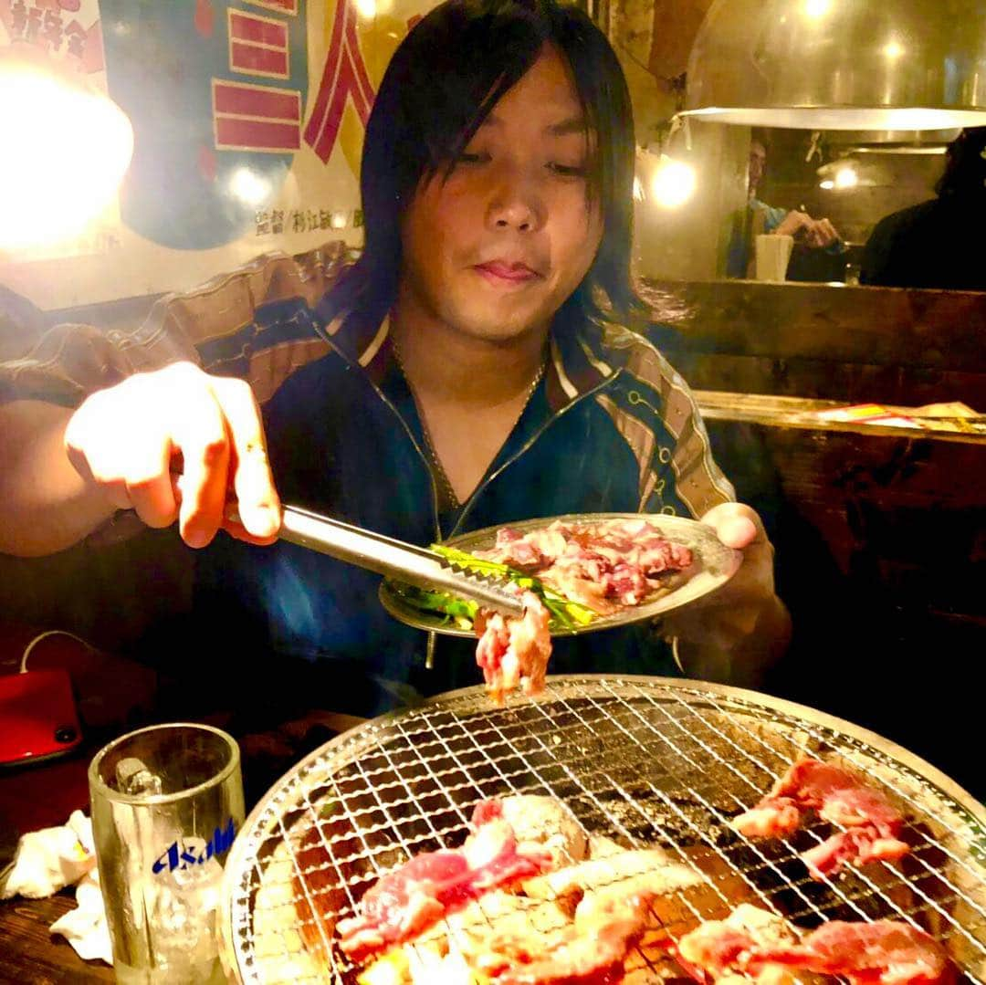 トミーさんのインスタグラム写真 - (トミーInstagram)「深夜の大阪で肉を焼く男代表、富永。」4月27日 9時15分 - tommymizutamaribond