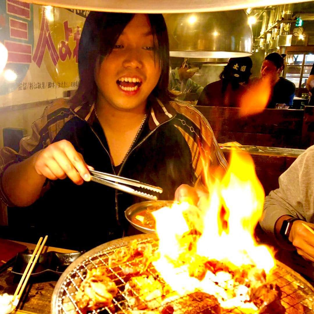 トミーさんのインスタグラム写真 - (トミーInstagram)「深夜の大阪で肉を焼く男代表、富永。」4月27日 9時15分 - tommymizutamaribond