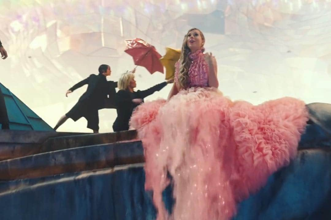 有働真帆さんのインスタグラム写真 - (有働真帆Instagram)「@taylorswift ME! Feat @brendonurie video is out now!🦄🌸🦋 And find that blonde hair Lame guy with Yellow umbrella👱🏼‍♂️🌂 lol #Taylorswift #me Director: @davemeyers  Choreo: @tyce82  Assist: @nolanpdilla」4月27日 9時12分 - maho_udo