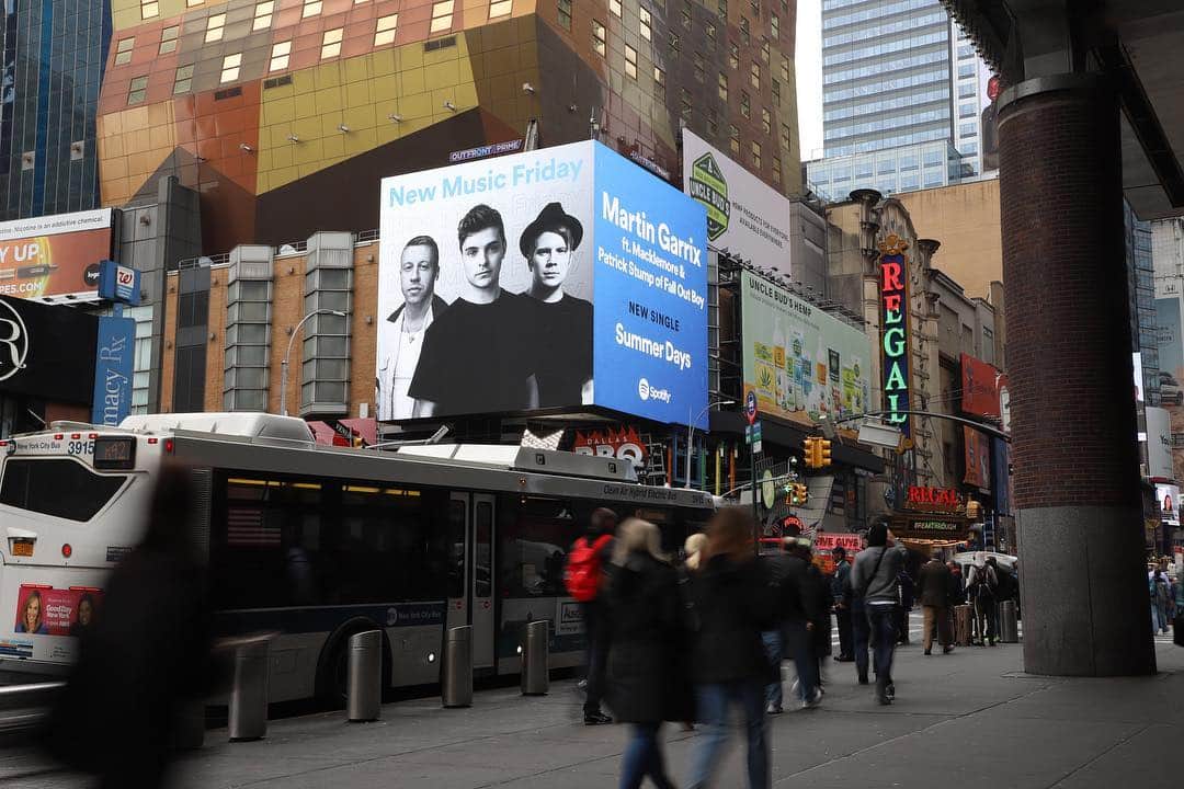 フォール・アウト・ボーイのインスタグラム：「NBD... just our guy @PatrickStump w/ @MartinGarrix + @Macklemore hanging in the big 🍎」