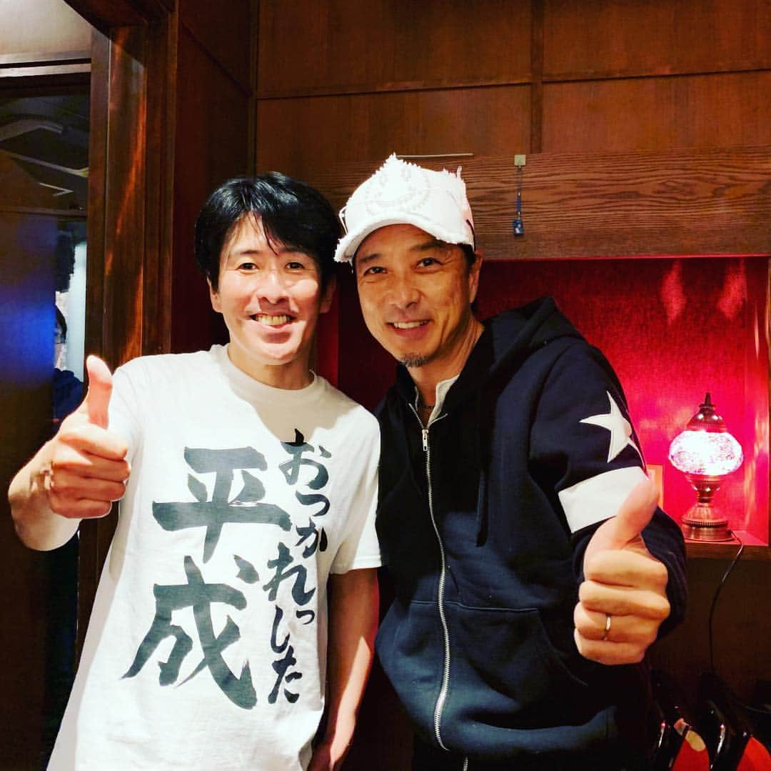 黒田アーサーさんのインスタグラム写真 - (黒田アーサーInstagram)「昨日はずっと行きたかったけど、なかなか仕事の都合で行けなかった石川よしひろ君のライブ、平成最後に（笑）やっと行けました‼️やっぱり石川君の声と歌はツボなんだな〜！昨日のライブも大満足😉👍近いうちにコラボをしようと約束して帰って来ました。一緒にやれる日が楽しみだ〜‼️#石川よしひろ #ライブ #声がツボすぎる件 #歌の世界観 #大好物 #自由が丘マッカートニー #落ち着く空間 #好きだなこの感じ」4月27日 9時16分 - kuroda_arthur