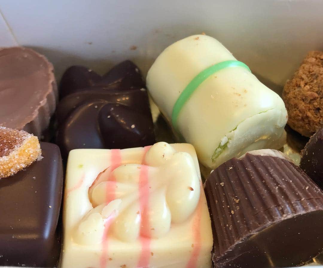 田中ウルヴェ京さんのインスタグラム写真 - (田中ウルヴェ京Instagram)「ベルギー遠征からのお土産！ どぁいこうぶつのチョコレート。😍ありがとうございます！🙏 My favorite chocolates from Belgium 🇧🇪」4月27日 9時18分 - miyako.tanaka.oulevey