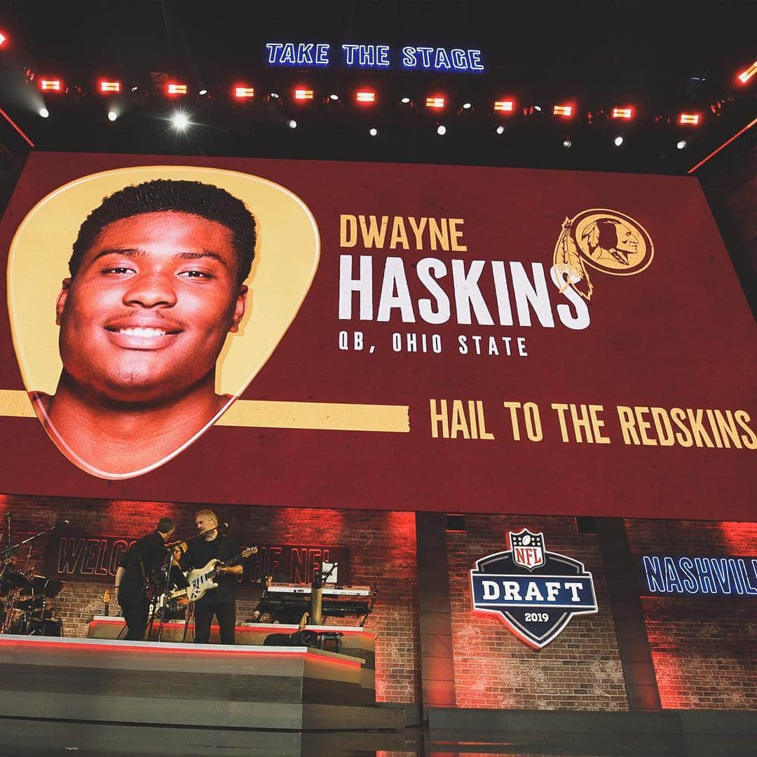 ワシントン・レッドスキンズさんのインスタグラム写真 - (ワシントン・レッドスキンズInstagram)「Who will we put up on the big screen tonight?? #SkinsDraft | #HTTR」4月27日 9時20分 - commanders