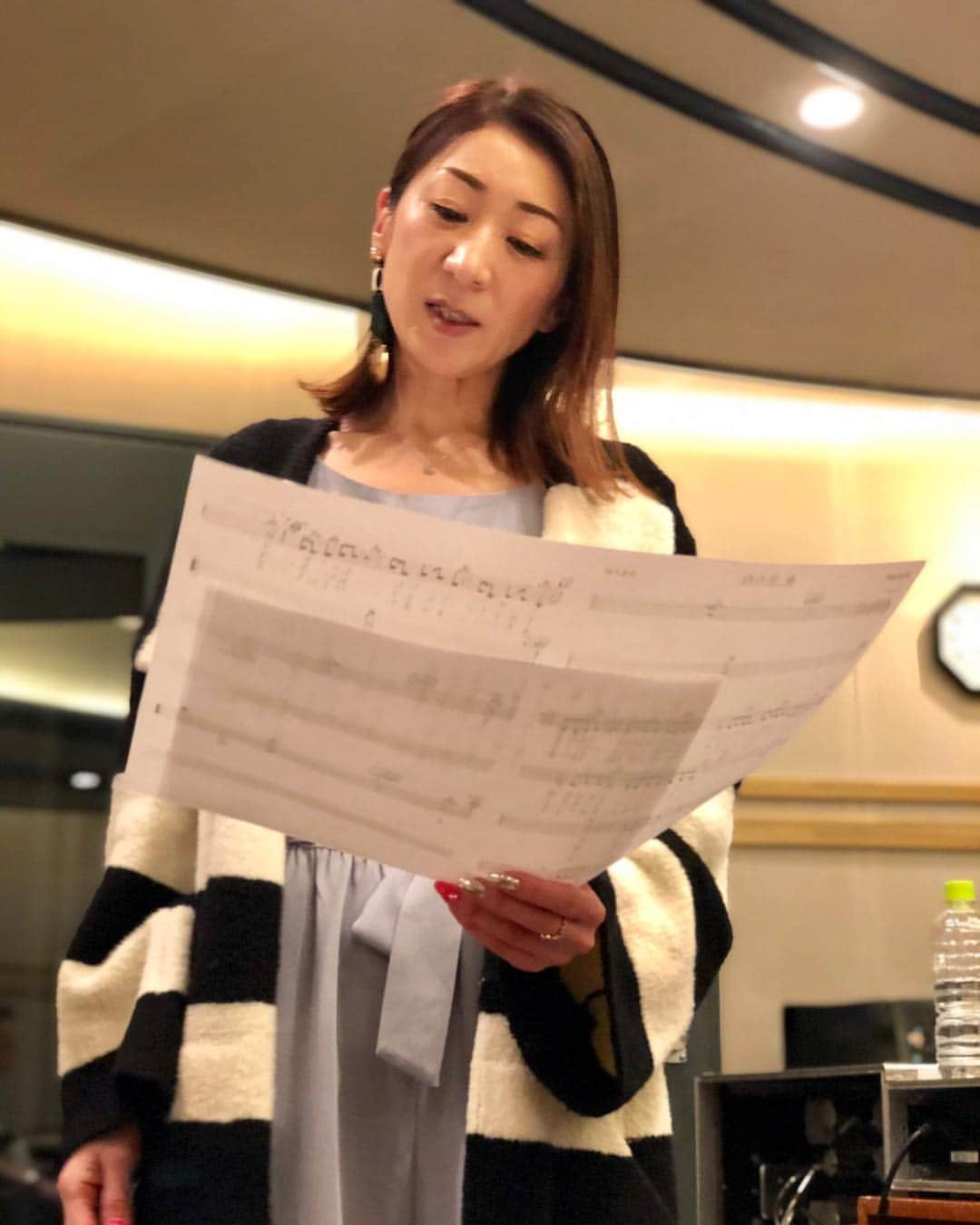 西尾夕紀さんのインスタグラム写真 - (西尾夕紀Instagram)「新曲レコーディング🎤  音楽に背中を押されて かなり熱唱してますっ😆  皆さま❣️ 楽しみにしていてくださいねー👍 #新曲 #6月19日発売予定 #2曲 #レコーディング #ミラーナイン」4月27日 9時21分 - yuki_nishio_