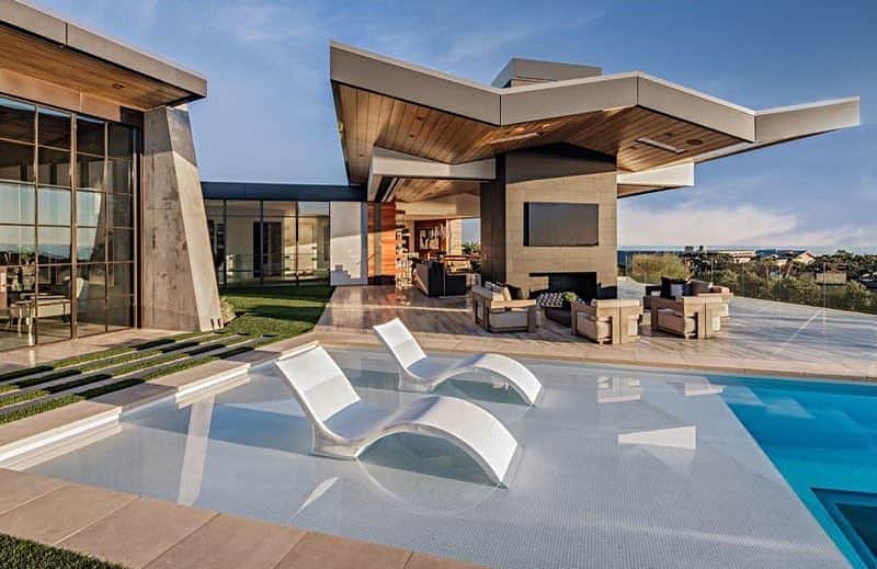 Inspirationさんのインスタグラム写真 - (InspirationInstagram)「Área da piscina maravilhosa!! Mas o Design desse telhado é de cair o queixo 🥰❤️. #decoreinteriores #decorcriative. Follow {@decoremesmo} __________________ Design by Brandon Architects Local: Corona Del Mar, Califórnia」4月27日 9時22分 - decorcriative