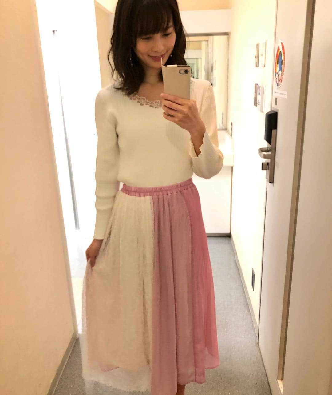 高見侑里さんのインスタグラム写真 - (高見侑里Instagram)「◡̈♥︎ 今朝の#めざましどようび の衣装は トップス＆スカート...#WILLSELECTION ピアス…#ABISTE トップスの胸元のお花とスカートのデザインがお気に入りでした✧ * 今日が10連休初日という方、楽しんでくださいね♡」4月27日 9時24分 - yuri_takami_official