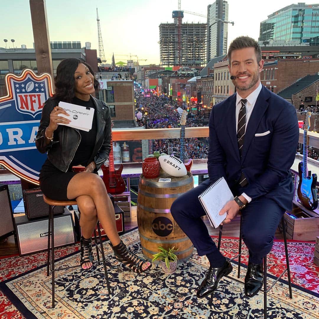 アメリカン・ブロードキャスティング・カンパニーのインスタグラム：「Our hosts @mariataylor and @jessepalmer still going strong! Turn on ABC now for your #NFLDraft coverage!」