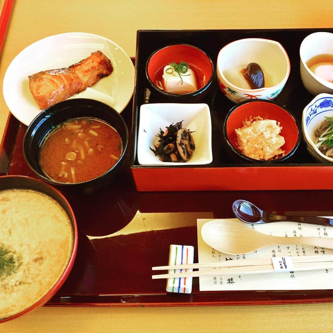 栗原英雄さんのインスタグラム写真 - (栗原英雄Instagram)「豪華なホテル朝食  今朝はエッグベネディクト 昨日はすっぽん雑炊御膳」4月27日 9時28分 - hideokurihara