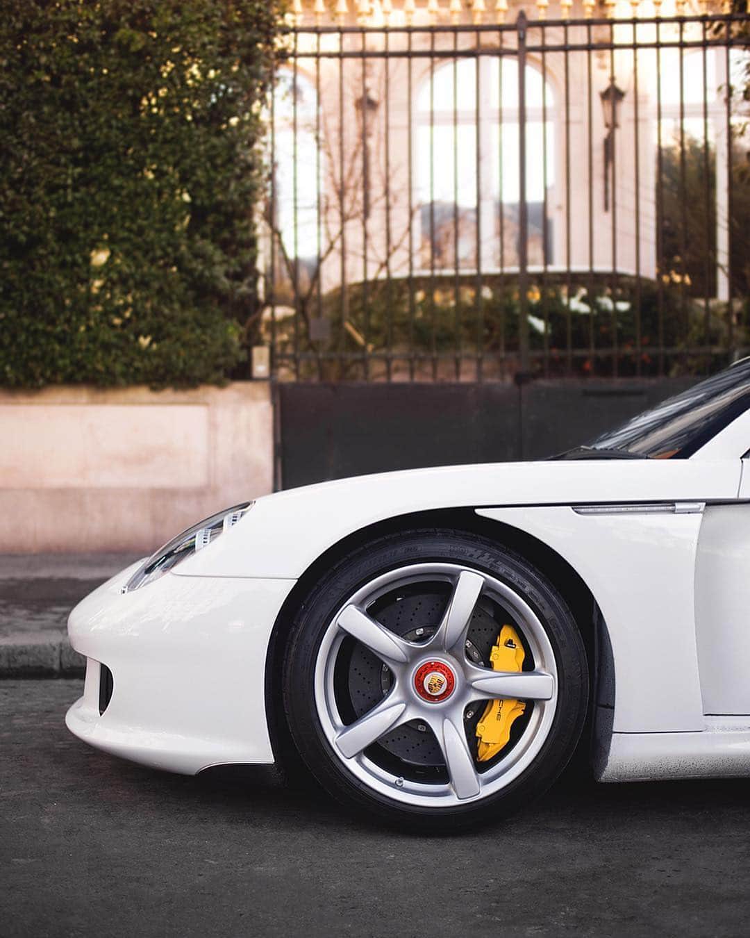 CARLiFESTYLEさんのインスタグラム写真 - (CARLiFESTYLEInstagram)「The Porsche Carrera GT! 👍🏼or👎🏼? @mralexmanos #carlifestyle Photo @ivanorlov」4月27日 9時28分 - carlifestyle