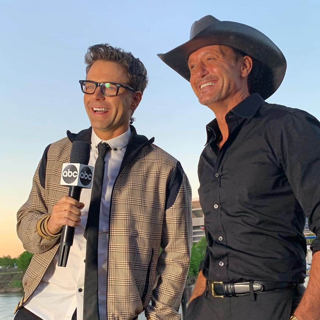 アメリカン・ブロードキャスティング・カンパニーのインスタグラム：「@mrbobbybones caught up with @thetimmcgraw at the 2019 #NFLDraft before he takes the stage tonight!」