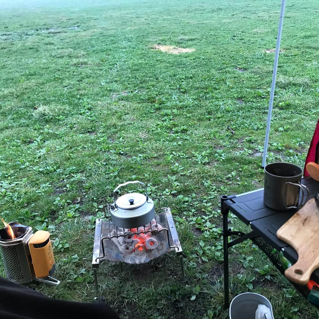 森公平さんのインスタグラム写真 - (森公平Instagram)「ソロキャンツーリングinふもとっぱらキャンプ場。  雨やったけど朝は晴れてくれたで。  友達から貰った焚火で充電出来るバイオライトってやつかなり使える！！ スープカレー作ったで。  #ふもとっぱら #富士山 #キャンプ #ソロキャン #キャンプツーリング #buell #camp #バイオライト」4月27日 9時37分 - mori_koheidesu