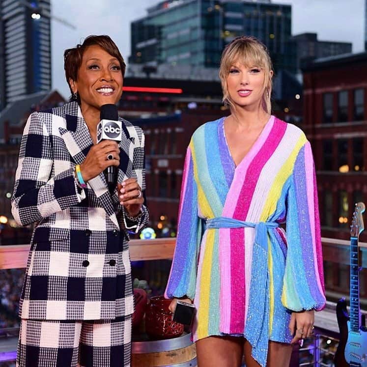 Saks Fifth Avenueさんのインスタグラム写真 - (Saks Fifth AvenueInstagram)「Promise that you’ll never find another... this is your go-to dress for the summer.  Shop the Gabrielle Unicorn Robe @retrofete dress on Saks.com, as worn by @taylorswift on @abcnetwork yesterday, at the link in bio. (Image by: @robinrobertsgma) #Repost」4月27日 9時38分 - saks