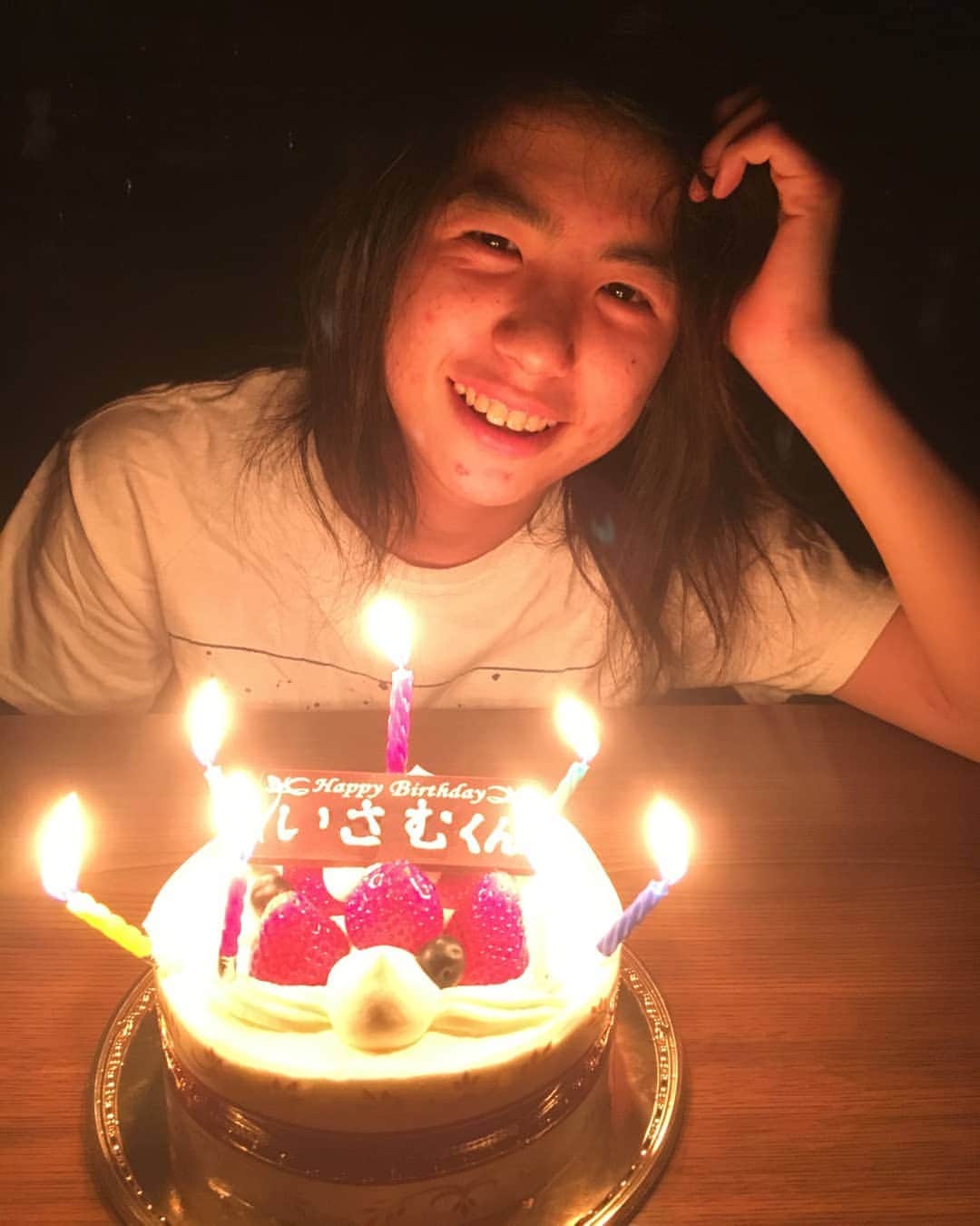 山本勇さんのインスタグラム写真 - (山本勇Instagram)「HAPPY 16th BIRTHDAY, @isamu_yamamoto_isamuism 🎉  昨日はイサムの１６歳の誕生日でした。 母が仕事から帰宅出来たのは１２時近くだったので、日にち過ぎてしまってから取りあえずケーキだけでお祝い🎂 歳は食っても、まだまだお子ちゃまな笑顔は変わらずです。」4月27日 9時39分 - isamuism