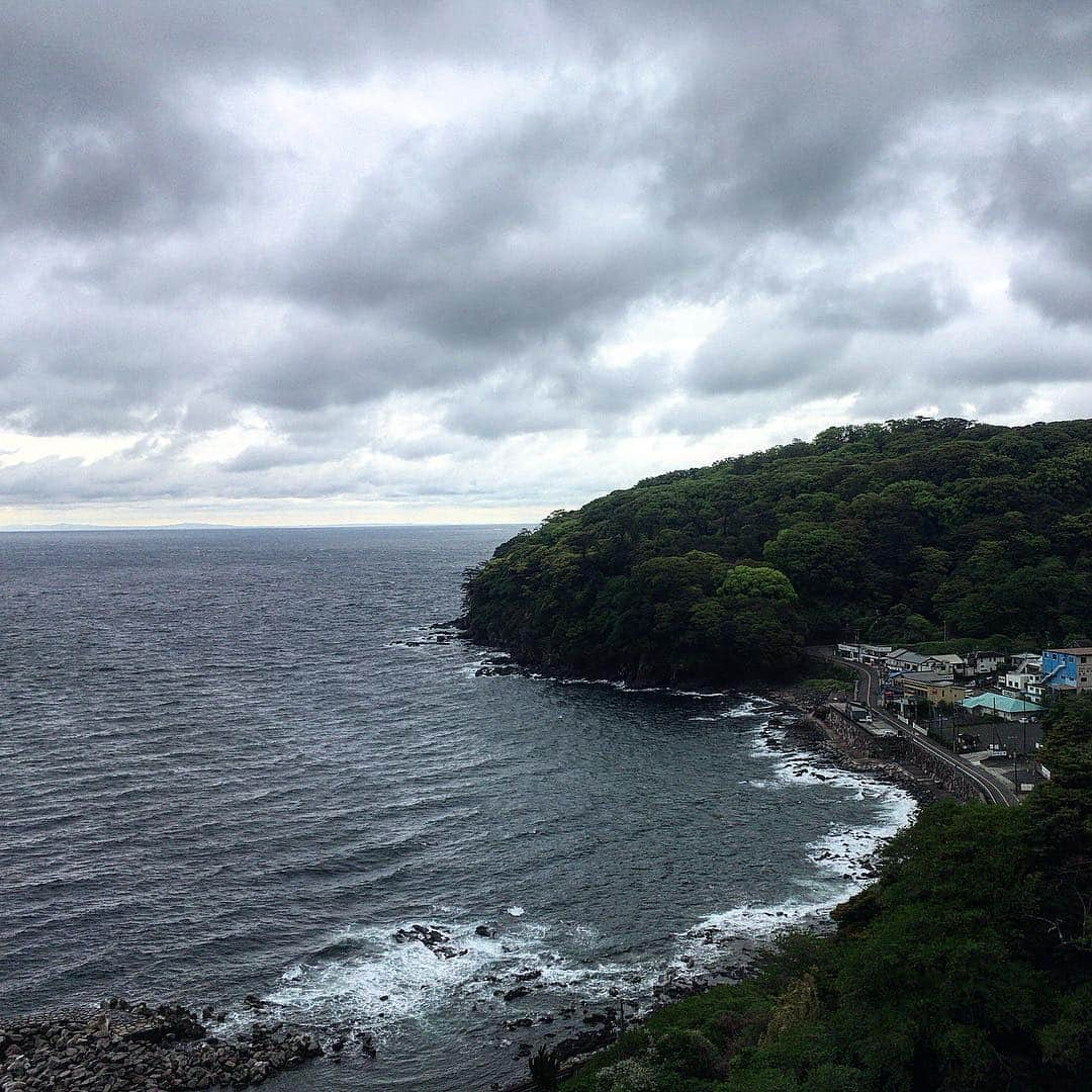 池内万作さんのインスタグラム写真 - (池内万作Instagram)「朝の半島ラン終了〜。 今日も10kmほど。 GW始まって混んでるかなぁと思いきや、天気悪いし寒いせいか空いております。 荒涼とした春の海も素敵なので真鶴半島の方へ是非…とか書いているうちに雨も降ってきたw 走り終わっててよかった…… さてさて、家に帰ってタケノコでも食べようかな。 皆さまも楽しいGWをお過ごし下さい(｀_´)ゞ ではでは！ #ランでした #stopデ部 #半島ラン」4月27日 9時49分 - mandeshita