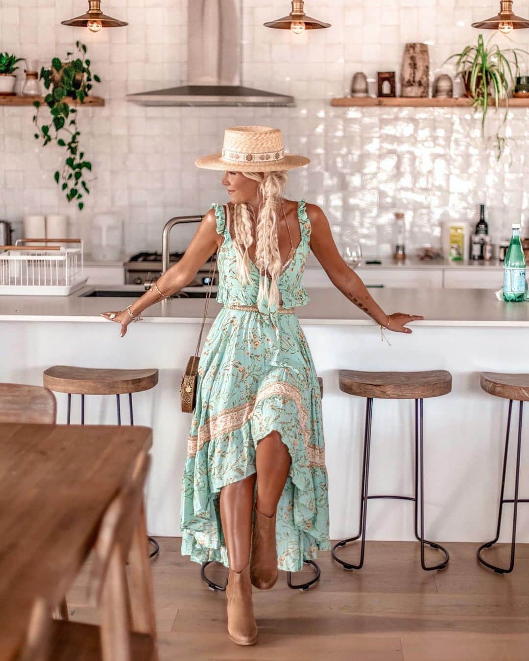 のインスタグラム：「Reflecting on a magical week in Byron bay 💫 . This was my first festival look for the 5 days of #Bluesfest 💃🏼 . http://liketk.it/2BpX1 #liketkit @liketoknow.it . 📸 @bobbybense . #byronbay #bluesfest #festival #spell #satgc #ootd #festivalfashion #sustainablefashion #spellfestivalstyle #bohostyle」