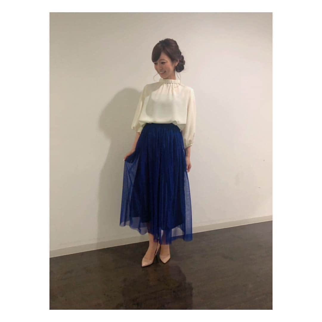 伊藤舞さんのインスタグラム写真 - (伊藤舞Instagram)「🌈 4月26日OA分の衣装です。 . tops&skirt⇨#piccin . 昨日の生放送前、 控室に入って衣装を見て 思わず「え〜！！」と びっくりだったのです。 . だって、私服とまるかぶり。笑！ . . #というわけで #後ほど #私服の写真 #あげてみます #笑 #頑張るキミに花束を #ガンバナ #生放送 #楽しかった #😊 #今日は  #めんたい家族 #生放送です #土曜カレー部 #超カレーグランプリ #こちらも楽しみ #🍛」4月27日 9時52分 - maiito_fbs