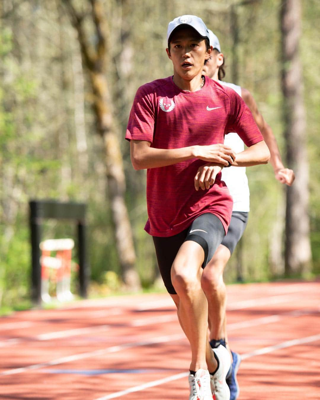 大迫傑さんのインスタグラム写真 - (大迫傑Instagram)「Beautiful day in Portland for tempo run 太陽☀️🌲 #練習 #ワークアウト #テンポ走 #トラック」4月27日 9時55分 - suguru_osako