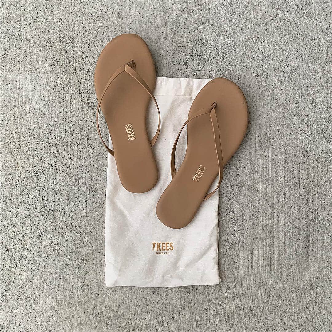 ukapiのインスタグラム：「. . #tkees  今年も追加。 #ベージュ しかのせてないけど、 #ブラック も買ったよ🥰 . #letalon でかえるよ♡ 店舗限定かも、、ルクアにはあると思う。 . . #ティキーズ #ビーサン#ビーチサンダル」