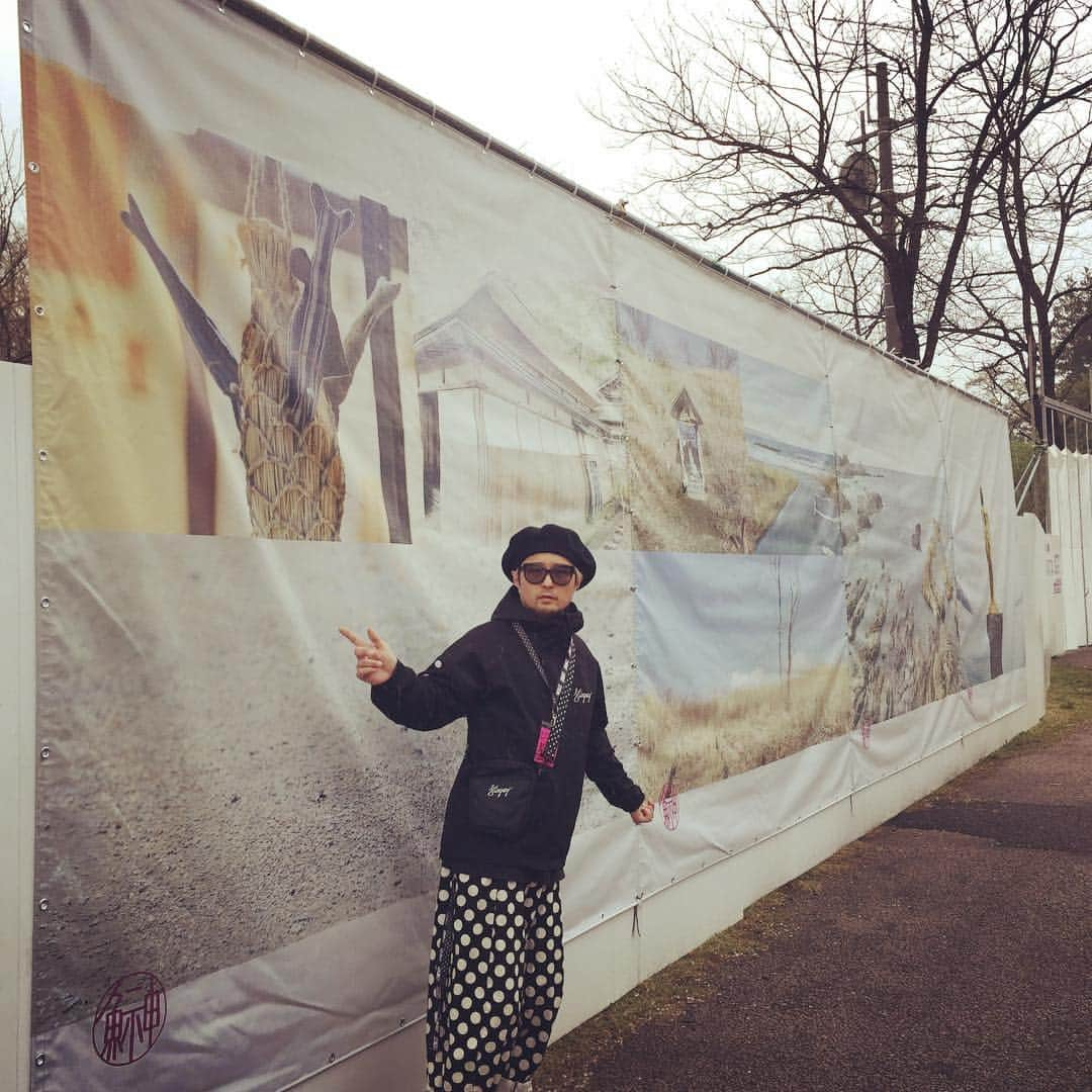 橋本塁さんのインスタグラム写真 - (橋本塁Instagram)「ARABAKI ROCK FEST 19！ サウシュー写真展in荒吐オープン！ 鰰ステージ客席後方フードエリアにて展開中！僕は基本ずっと居るんでサイン写真等お気軽に！ARABAKI×STINGRAYチャリティーコラボTシャツ&トートバックも限定販売！ そしてフラカン終わりの15時半からサプライズ弾き語りライブも！メンツ発表は12時に！ #サウシュー #arabaki  #arabakirockfest #荒吐 #stingray」4月27日 10時03分 - ruihashimoto