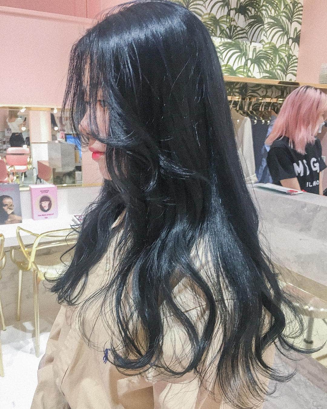 原涼香のインスタグラム：「ㅤㅤㅤㅤㅤㅤㅤㅤㅤㅤㅤㅤㅤ Nauy Blue 🦢💙 ツヤがでて、お肌の白玉効果も❤︎ ㅤㅤㅤㅤㅤㅤㅤㅤㅤㅤㅤㅤㅤ」