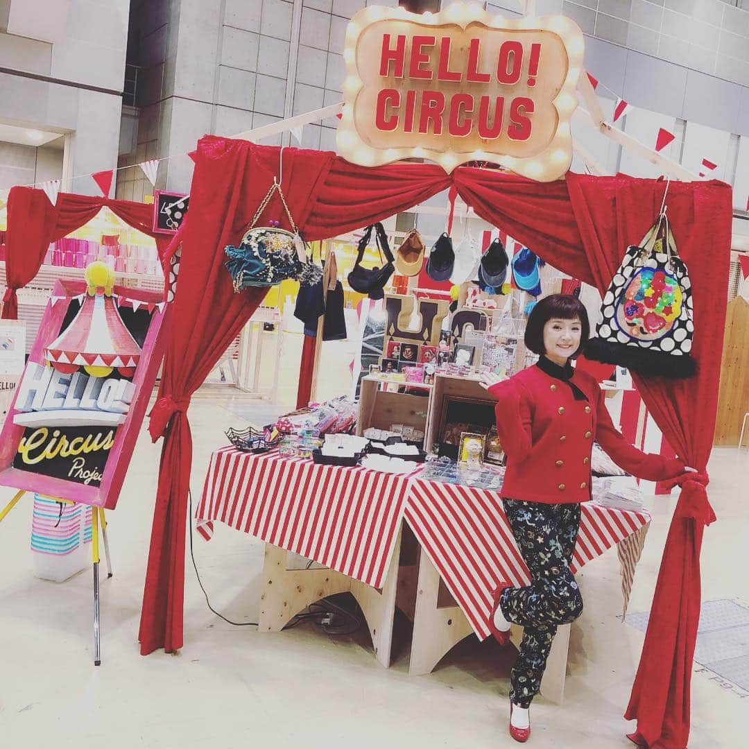 千秋さんのインスタグラム写真 - (千秋Instagram)「第1回ハローサーカスキャビネット最終日🎪❣️ 沢山準備したけど、今日までです！  第1回ハローサーカスキャビネット 4/25(木)～27(土) 10時～18時 ※最終日は17時まで 東京ビッグサイト 西3ホール  ホビーショーにて🎪  ハローサーカス新メンバーオーディション開催中‼️ 年に一度か二度しかないチャンスです。現地受付か郵送の二種類の方法があります。詳細はハローサーカスアカウント @hellocircus777 🎟  写真に写し切れないほど、沢山のイベント、企画があります。こりゃあ超面白い🤣 普通のお店ではなかなかない、糸やビーズやフェルトの量り売りや、 HC作家さんや全国の推薦されたハンドメイド作家さんのワークショップやパフォーマンス、 貴重なヴィンテージの布や藍染やもんぺ布地のバラ売りなどなど、 ハンドメイド好きなら発狂しそうなイベント‼️ インスタスポットもあります📸 新メンバーオーディションも開催中。 見えるところ全部ハローサーカスのスペース🎪 お子さん達も沢山遊びに来てワークショップやプチDIYをしています。 ゴールデンウィーク初日、遊びに来てね！  #ハローサーカス #hellocircus #ハンドメイド #ハローサーカスキャビネット #ルシアン #ブラックアンドデッカー #ホビーショー #古着 #古着好き #古着コーデ #古着ファッション #古着女子 #古着mix #古着千秋 #古着」4月27日 10時16分 - chiaki77777