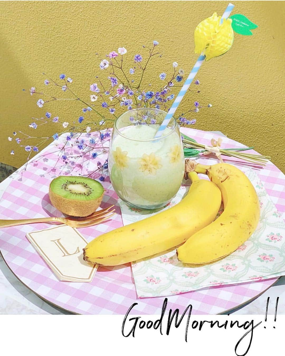 蓼沼綾さんのインスタグラム写真 - (蓼沼綾Instagram)「🍌💐🥝🍼🌼 ^_^ おはようございます🌞💕 GW突入ですね。 皆様はどんなご予定ですか？🤔💗 ・ 今朝も毎日欠かさず飲んでいる バナナスムージーから始まりました🍌💕 以前ストーリーズでもレシピを ご紹介しましたが、 ・青汁粉 ・黒ごま ・きなこ ・豆乳 ・バナナ ・氷3つ をブレンダーにかけて出来上がり💐💕 今日はキウイも入ってます🥝 ・ 年明けから慌ただしく駆け抜けて しまったので心と体をリセット 自分を見つめなおす習慣スタート🤲💐 良い1日のスタートを切れそうです🧸💕 ・ ・ #goodmorning #おうちカフェ #朝バナナ #バナナスムージー #青汁 #黒ごまきなこ #smoothie #簡単レシピ #dolceandgabbana #yellowcafe #franfran #breakfast」4月27日 10時13分 - tadeaya