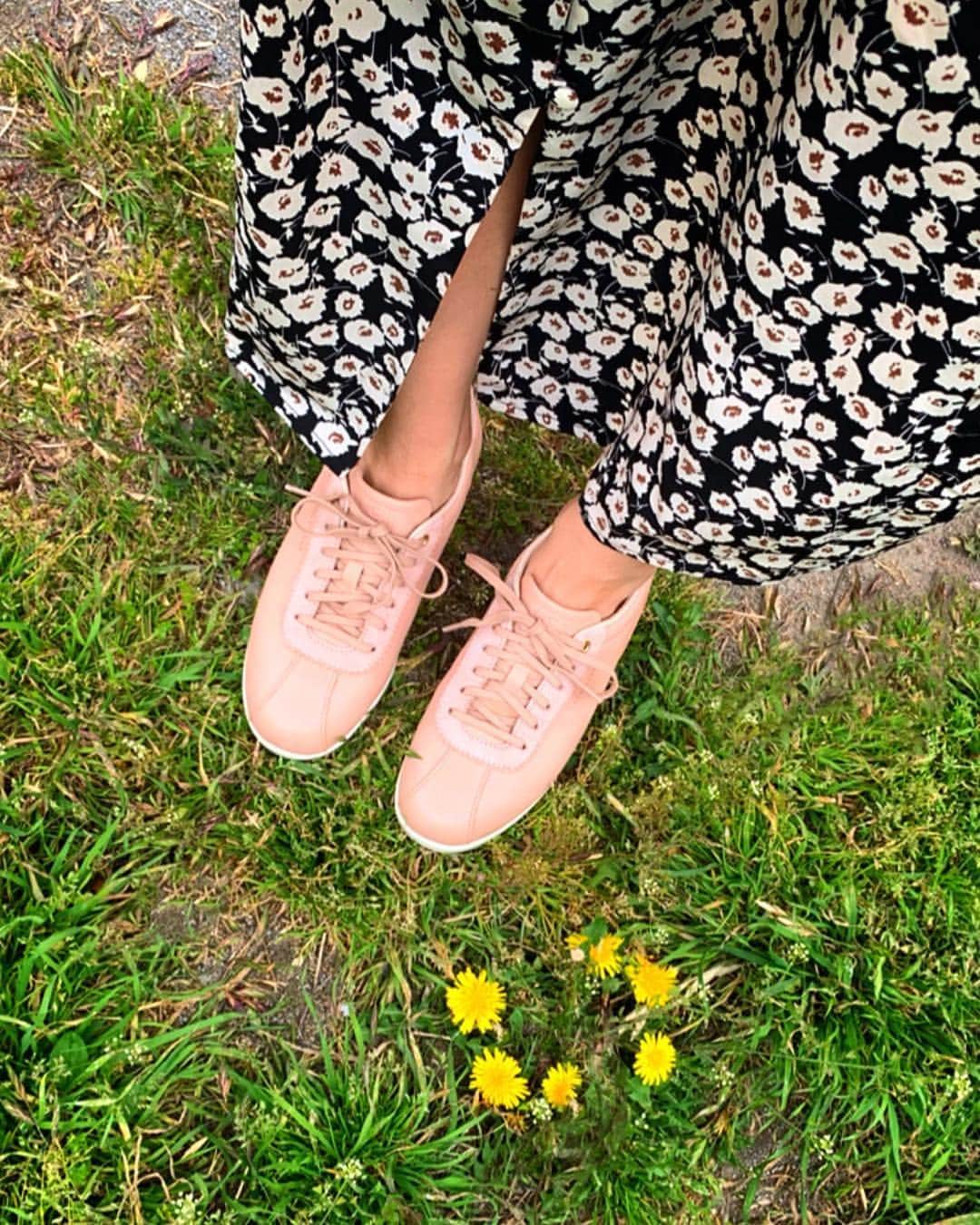 小松彩夏さんのインスタグラム写真 - (小松彩夏Instagram)「コールハーン( @colehaanjapan )のグランドプロターフのスニーカーをゲット♡﻿ ﻿ シンプルなのに洗練された上品なデザイン。﻿ ﻿ そして履き心地の良さ。﻿ ﻿ カジュアルにも、綺麗目な格好にも合わせやすい♪﻿ ﻿ ローズカラーはこれからの季節大活躍しそうです♡﻿ ﻿ これはいてポカポカ陽気の日にお花畑でも行きたいなぁ♪﻿ ﻿ もうすぐキャンペーンが始まるので是非、チェックしてみてね★﻿ ﻿ 04月26日(月)~5月6日(月)のキャンペーン期間中にサイト内にあるフォームから応募すると抽選でシューズが当たるかも！﻿ ﻿ @colehaanjapan 公式オンラインストアのキャンペーンページから応募してみてね！応募﻿者全員へ公式オンラインの5,000円クーポン券をプレゼントや、期間中、全国のコールハーンストアでシューズを購入するとシューズバッグをプレゼントも！  GWキャンペーンを﻿チェックしてみてね☆﻿ ﻿ #グランドプロターフ#FIND#FIND_YOUR_GRAND﻿ #グランドキャンペーン#pr#スニーカー#コールハーン#COLEHAANJAPAN #FIND_YOUR_GRAND」4月27日 10時14分 - official_ayaka_502