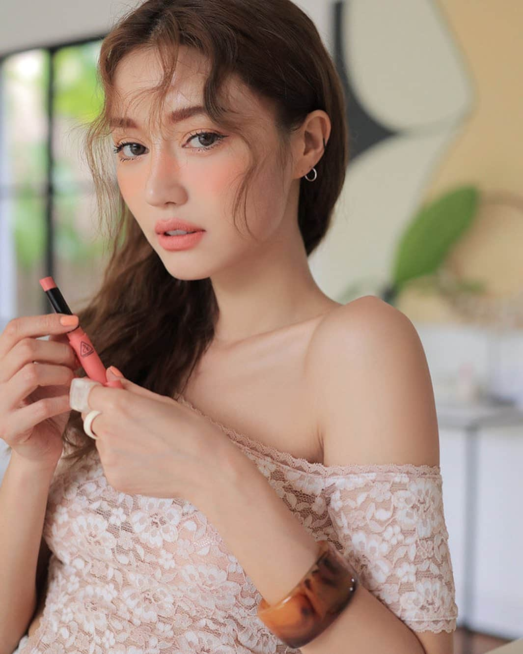 Official STYLENANDAさんのインスタグラム写真 - (Official STYLENANDAInstagram)「3CE SLIM VELVET LIP COLOR #PEACH PLAY 👄 #stylenanda #3ce #3cemoodforblossom #3ceslimvelvetlipcolor」4月27日 10時21分 - houseof3ce