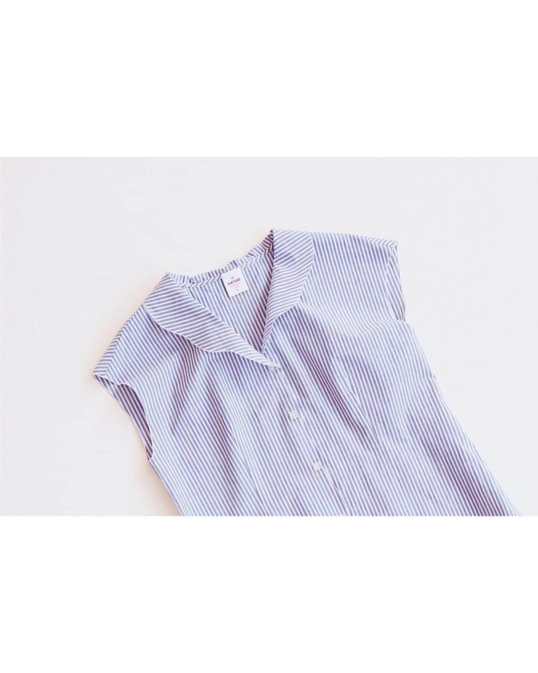 IENAさんのインスタグラム写真 - (IENAInstagram)「✔︎scallop blouse 👚﻿ ﻿ スカラップの襟がレトロな雰囲気のブラウスは﻿ クリアなボタンも夏らしい印象で素敵💎﻿ ﻿ ウエストが少し絞られているデザインで﻿ 小柄な方でもすっきりと着やすいのが魅力です✨﻿ ﻿ 綿100%で仕上げることでシャリ感のある生地で﻿ 可愛らしいデザインをカジュアルダウン✔︎﻿ ﻿ オンオフで楽しめる一着になっています⛱﻿ ﻿ ﻿ blouse ¥13,000+tax﻿ no, 19051900416020﻿ ﻿ #iena﻿﻿﻿﻿﻿ #iena_sese﻿﻿﻿﻿ #nonchalante」4月27日 10時28分 - iena_jp