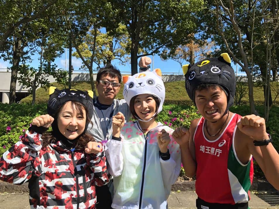 西谷綾子のインスタグラム：「✴︎ 4/27(土)ぎふ清流マラソン☆  元PRINCESS PRINCESSドラマー富田京子さん、ものまねアスリート芸人M高史さんと一緒に【セルフボディケア講習会】を行います🤗🌟 ・ ①11時〜11時30分 ②12時〜12時30分 ③13時〜14時30分 ④14時〜15時30 ⑤15時〜16時30分 ⑥16時〜17時30分 ・ ※③④の時間、西谷綾子はメインステージイベントに参加‼︎ ・ ピンクリボン活動‼︎ ご寄付200円(お一人様１枚限り)賛同していただいた皆様にオリジナルステッカーを差し上げています。 ・ #ふぁいにゃんず #ぎふ清流マラソン #岐阜 #ファイテン #ピンクリボン #パフォーマンスアップ #テーピング #ボディケア #セルフケア #ストレッチ #マッサージ #ランニング #美 #run #running #marathon #phiten #bodycare #streching #taping #sport #enjoy #conditioning #newbalance #beautiful #gifu #run #running #marathon #gw」