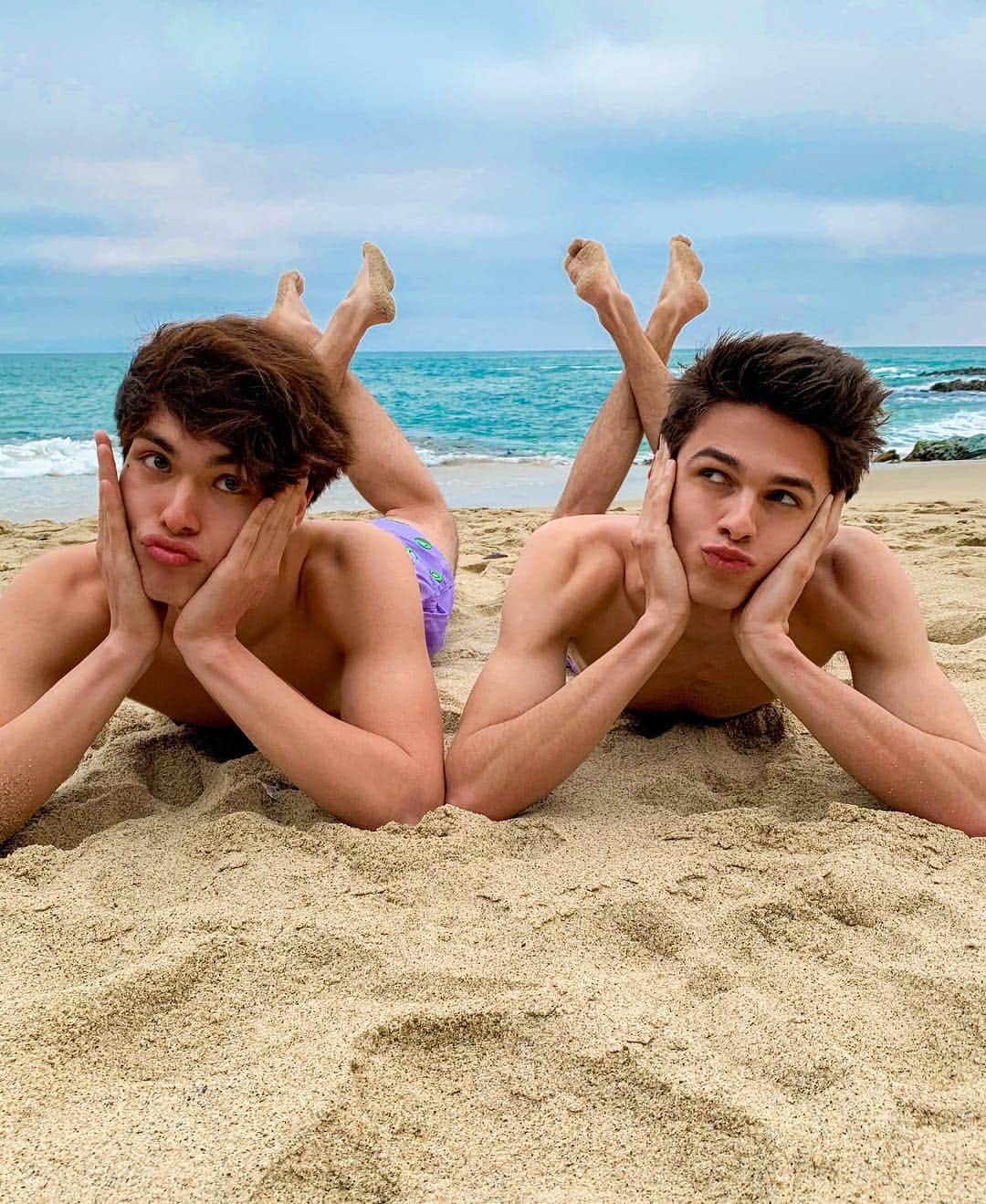 Brent Riveraさんのインスタグラム写真 - (Brent RiveraInstagram)「How girlfriends take pictures at the beach 🏖😂」4月27日 15時58分 - brentrivera