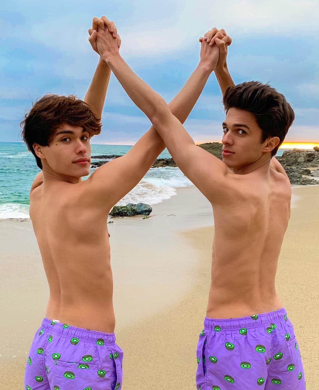 Brent Riveraさんのインスタグラム写真 - (Brent RiveraInstagram)「How girlfriends take pictures at the beach 🏖😂」4月27日 15時58分 - brentrivera