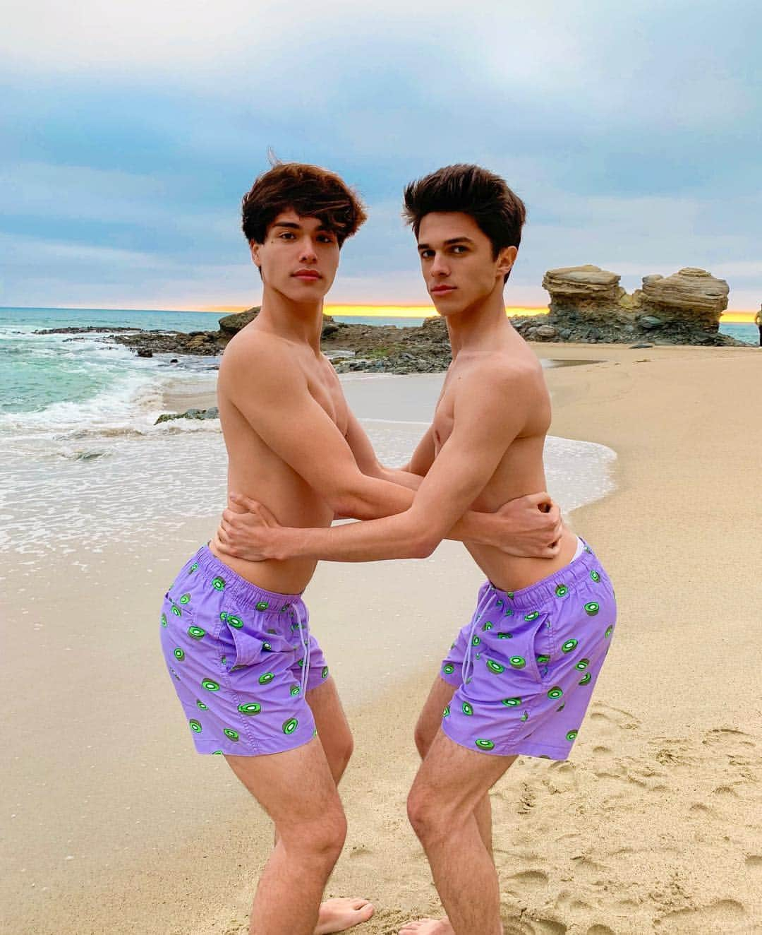 Brent Riveraさんのインスタグラム写真 - (Brent RiveraInstagram)「How girlfriends take pictures at the beach 🏖😂」4月27日 15時58分 - brentrivera